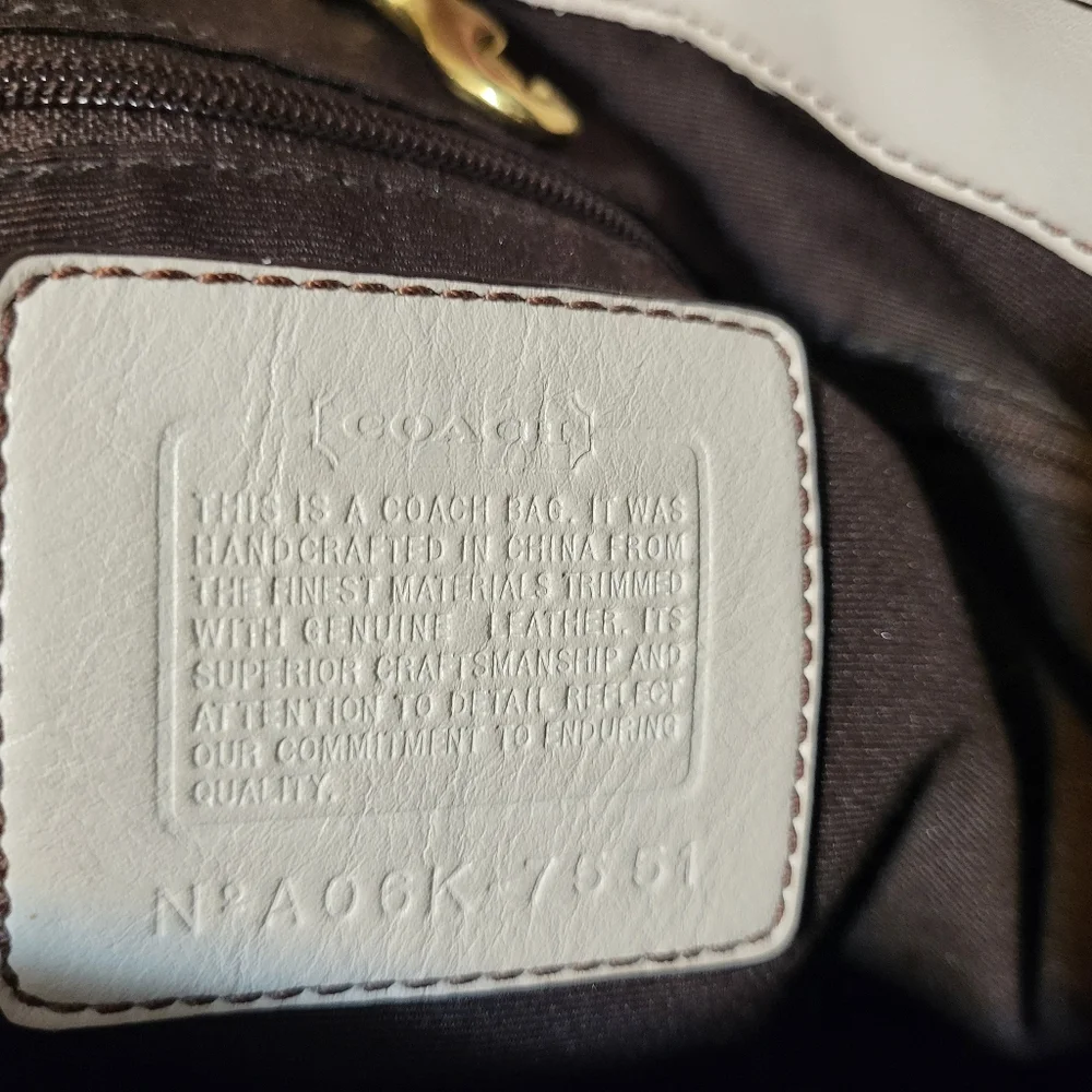 Coach Vintage GiGi Signature Tan And Off White Linen Combination. - Picture 6 of 8
